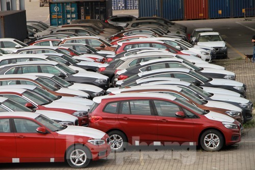 15 ngày, cả nước nhập hơn 2.500 ô tô Ô tô nhập khẩu về Việt Nam qua cảng Cát Lái. Ảnh: Tuấn Nguyễn