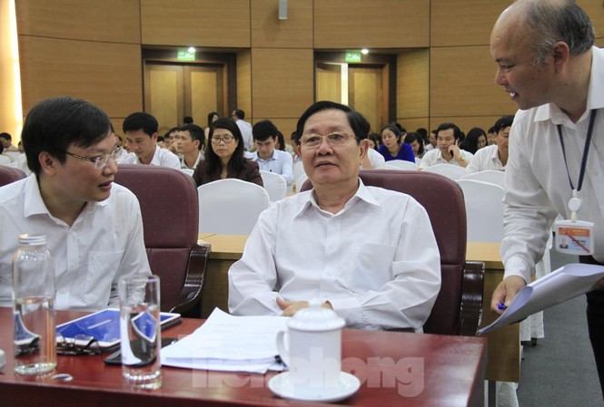 Chứng chỉ với cán bộ, viên chức: Phát sinh phong trào 'mua chứng chỉ'? Bộ trưởng Bộ Nội vụ Lê Vĩnh Tân (giữa). Ảnh: Trường Phong