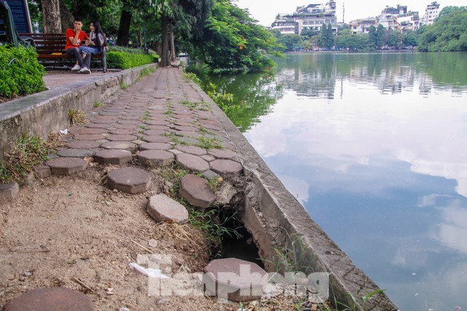 Hà Nội sẽ kè hồ Hoàn Kiếm bằng những khối bê tông đúc sẵn Bờ kè hồ Gươm hiện xuống cấp nghiêm trọng