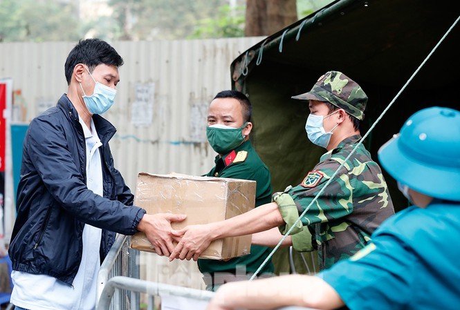 Chủ tịch Hà Nội: Không nhận đồ tiếp tế cho người trong khu cách ly tập trung Gửi đồ tiếp tế cho người thân trong khu cách ly tập trung Pháp Vân - Tứ Hiệp (Hà Nội). Ảnh: Nhật Minh