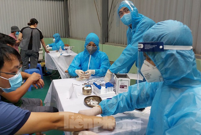 Hà Nội: Người về từ Đà Nẵng tăng vọt, lên hơn 72 nghìn người Người dân Hà Nội trở về từ Đà Nẵng đổ xô đi xét nghiệm sáng nay, 1/8. Ảnh: MĐ