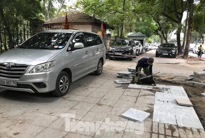 Phó Ban Tuyên giáo Hà Nội: Vỉa hè không phải làm để cho đỗ ô tô Xe ô tô đỗ trên vỉa hè phố Huỳnh Thúc Kháng đang được lát đá. Ảnh: Trường Phong