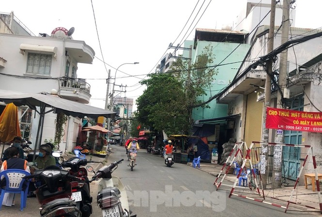 TPHCM: Phong tỏa, cách ly ngôi nhà người phụ nữ nhập cảnh 'chui' ở Q.Tân Phú Khu vực có căn hộ bị phong tỏa trở nên vắng vẻ