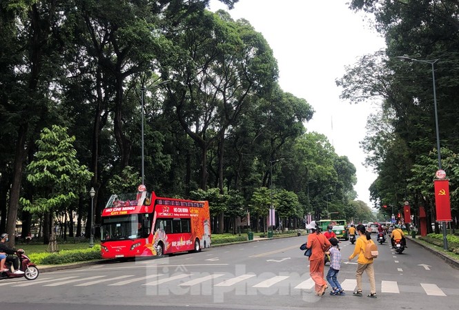 Không còn cảnh chen chúc, Sài Gòn bình yên trong ngày đầu năm mới Nhiều tuyến phố tại khu vực trung tâm TPHCM trở nên vắng vẻ trong ngày đầu năm mới 2021
