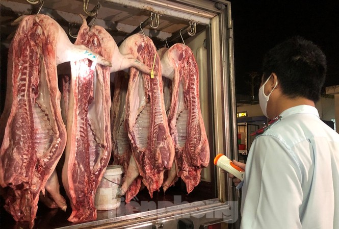 Xuyên đêm lấy mẫu kiểm tra thực phẩm Kiểm tra thực phẩm dịp cận tết 2021