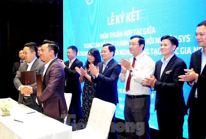 Thêm quỹ đầu tư khởi nghiệp sáng tạo ‘bà đỡ’ cho thanh niên Bí thư thường trực T.Ư Đoàn, Chủ tịch T.Ư Hội LHTN Việt Nam Nguyễn Anh Tuấn và các đại biểu chứng kiến và chúc mừng lễ ký kết giữa các đơn vị