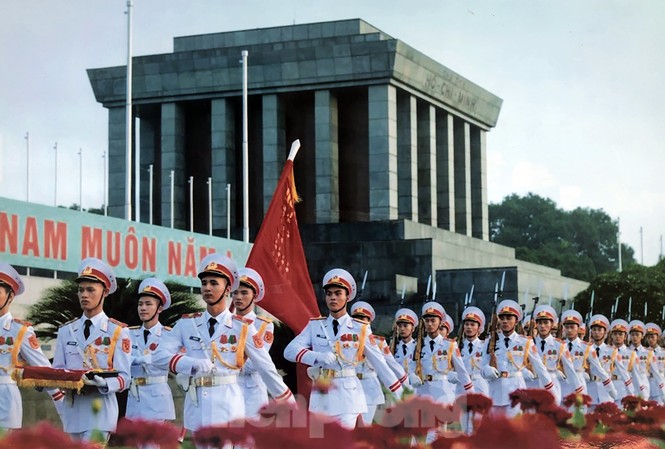 Giữ gìn an toàn tuyệt đối thi hài Chủ tịch Hồ Chí Minh Cán bộ chiến sĩ Đoàn 275 thực hiện nghi lễ chào cờ trước Lăng Chủ tịch Hồ Chí Minh. Ảnh: Ban Quản lý Lăng