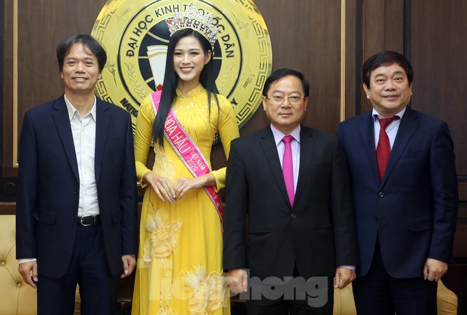 ĐH Kinh tế Quốc dân tự hào nữ sinh đầu tiên đăng quang Hoa hậu Việt Nam ĐH Kinh tế Quốc dân tự hào nữ sinh đầu tiên đăng quang Hoa hậu Việt Nam