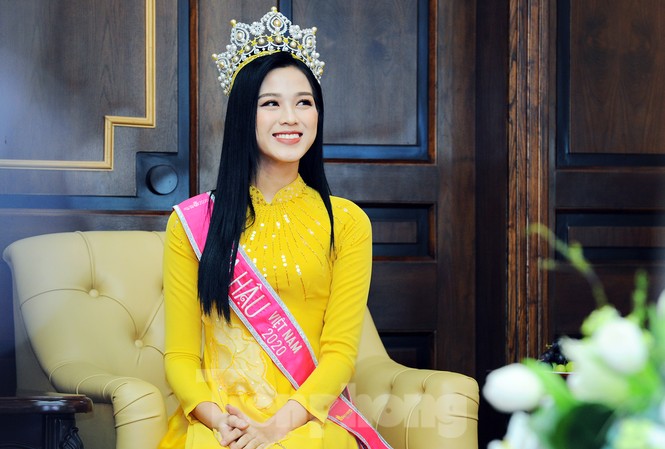 Hoa hậu Việt Nam Đỗ Thị Hà thi môn đầu tiên trong ngày trở lại trường Hoa hậu Việt Nam Đỗ Thị Hà thi môn đầu tiên trong ngày trở lại trường