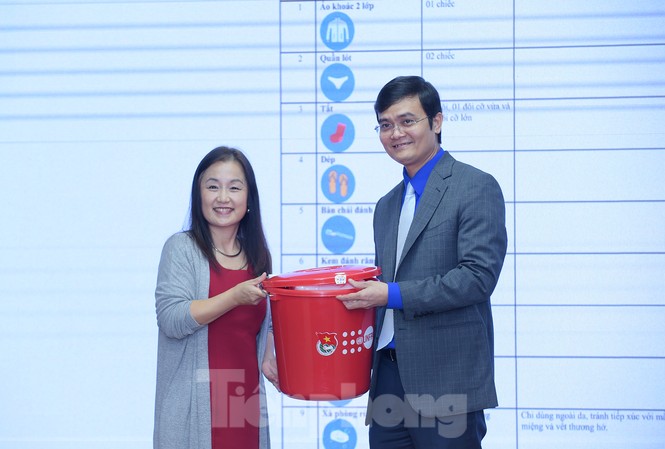 Hỗ trợ hơn 3.000 bộ đồ dùng thiết yếu cho người cao tuổi ứng phó với lũ lụt Anh Bùi Quang Huy tiếp nhận bộ đồ thiết yếu cho người cao tuổi ứng phó với lũ lụt từ bà Naomi Kitahara. Ảnh: Xuân Tùng