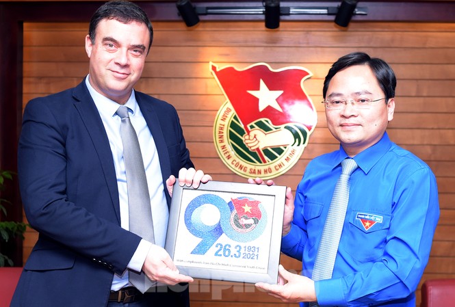 Kết nối khởi nghiệp sáng tạo thanh niên Việt Nam - Israel Bí thư Thứ nhất T.Ư Đoàn Nguyễn Anh Tuấn tặng quà lưu niệm Đại sứ đặc mệnh toàn quyền Israel tại Việt Nam. Ảnh: Xuân Tùng