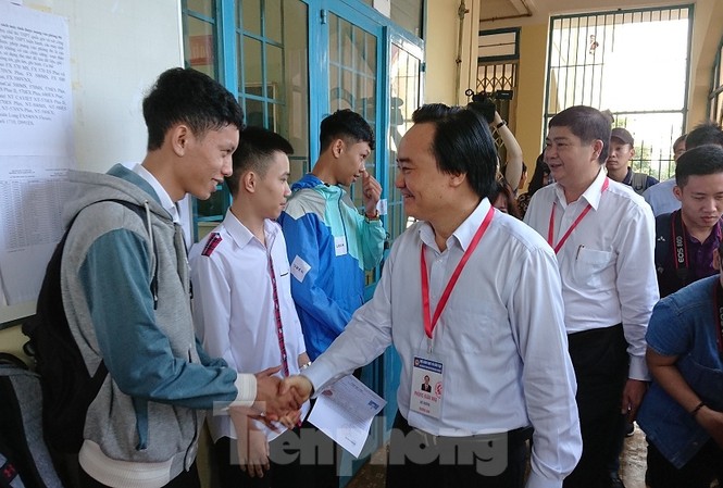 Bộ trưởng Phùng Xuân Nhạ chỉ đạo công tác coi thi ở Đắk Lắk Bộ trưởng Phùng Xuân Nhạ thăm điểm thi tại trường THPT Cư Mgar
