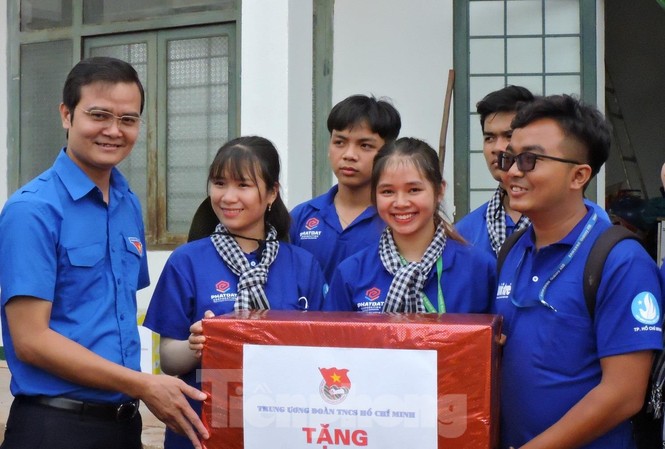 Chiến dịch Mùa hè xanh 2019: Đi dân nhớ, ở dân tin! Bí thư Trung ương Đoàn Bùi Quang Huy tặng quà chiến sĩ tình nguyện