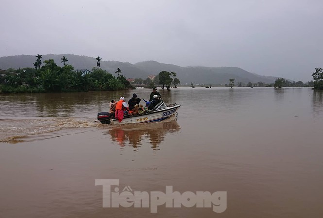 Công an đưa ca nô đi phát mì tôm cứu dân vùng ngập lụt Đắk Lắk Công an huyện Lắk đưa ca nô đi phá mì tôm cho dân bị ngập lụt