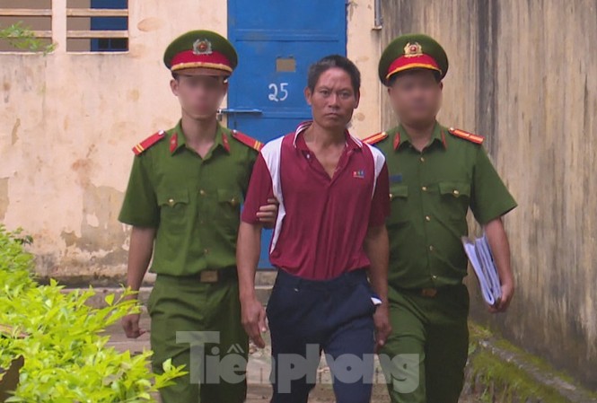 Bắt cha dượng dâm ô con riêng của vợ tại nhà riêng Hùng bị tạm giam để điều tra hành vi dâm ô người dưới 16 tuổi