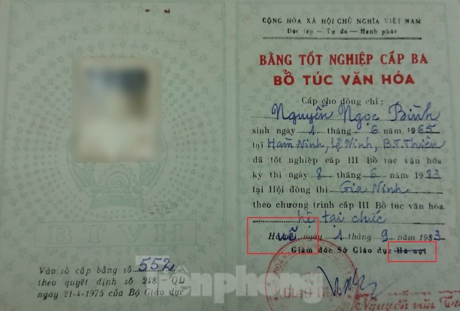 Mới nhất vụ bằng cấp 3 của Phó bí thư huyện ủy bị sửa chữa Bằng cấp 3 của ông Bình bị gạch tên địa phương từ "Hà Nội" viết chèn "Huế" vào (ông vuông màu đỏ)