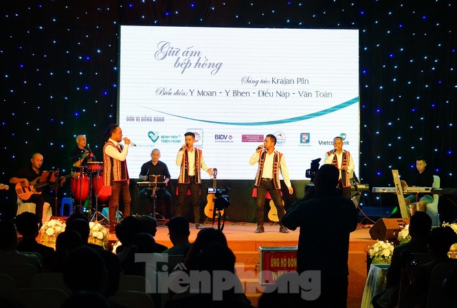 Kêu gọi gần 600 triệu ủng hộ người dân vùng lũ ở Đắk Lắk Toàn cảnh đêm ca nhạc quyên góp tiền ủng hộ người dân Đắk Lắk chịu ảnh hưởng của thiên tai.