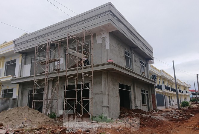 Vụ 26 căn nhà bỗng dưng 'mọc' lên giữa phố: Năng lực quản lý có vấn đề? Những ngôi nhà liền kề đã hoàn thành xây dựng khi chưa được phép