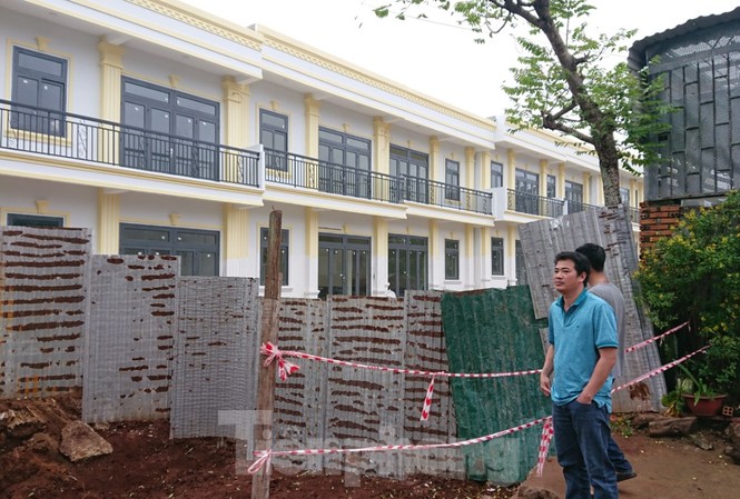 Vụ 26 căn nhà bỗng dưng 'mọc' lên giữa phố: Thực hư nhà ở xã hội giá hàng tỷ Dãy nhà này xây dựng khi chưa được UBND tỉnh Đắk Lắk giao đất. Chủ đầu tư cho vây kín tôn tứ diện dự án