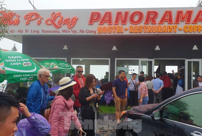 Du khách chen chân 'check in' ở Panorama Mã Pì Lèng giữa ồn ào sai phạm Du khách chen chân 'check in' ở Panorama Mã Pì Lèng giữa ồn ào sai phạm