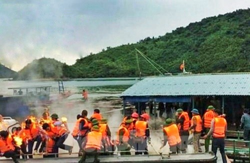 Chủ tịch UBND xã cùng cán bộ đoàn cưỡng chế bị ném 'bom' xăng Lực lượng chức năng huyện Vân Đồn bị người dân ném bom xăng