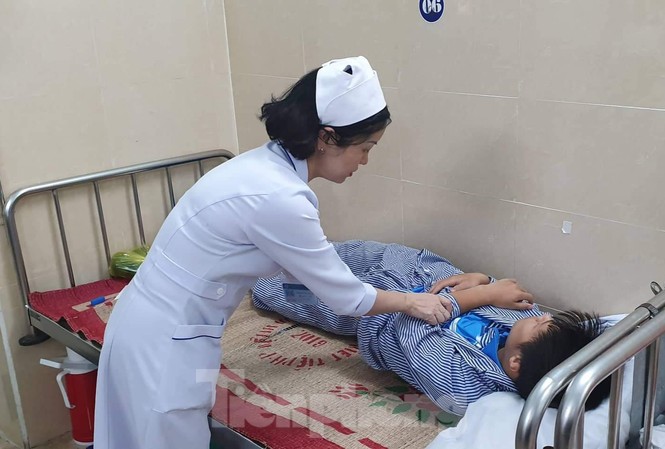 Triệu tập thầy dạy võ bị tố đánh gãy xương hàm học sinh lớp 8 Học sinh lớp 8 ở Hải Phòng tố thầy dạy võ đánh gãy xương quai hàm