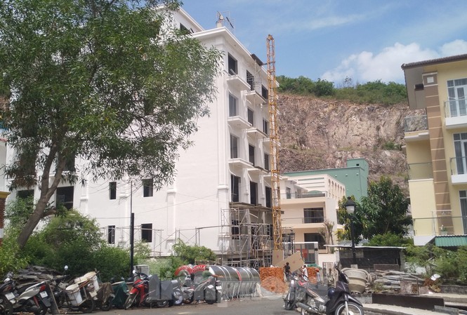 Bất chấp bị cưỡng chế, khu biệt thự Ocean View Nha Trang vẫn vô tư xây dựng Bất chấp bị cưỡng chế, khu biệt thự Ocean View Nha Trang vẫn vô tư xây dựng