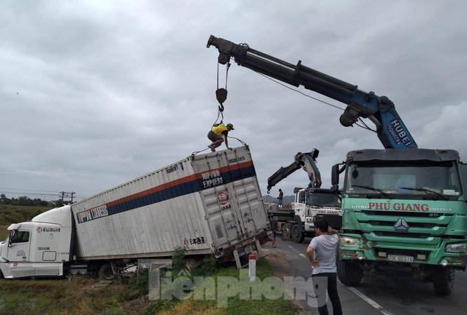 Xe tải và container liên tiếp lao xuống ruộng lúa vì gió bão Xe tải và container liên tiếp lao xuống ruộng lúa vì gió bão