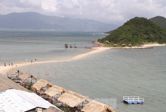 Độc đáo con đường giữa biển Khánh Hoà Độc đáo con đường giữa biển Khánh Hoà