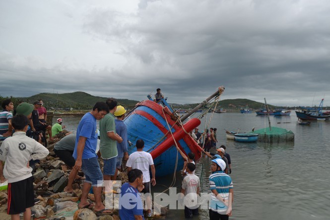 Tàu cá bị sóng đánh chìm trên biển Phú Yên, 2 người mất tích Tàu cá bị sóng đánh chìm trên biển Phú Yên, 2 người mất tích