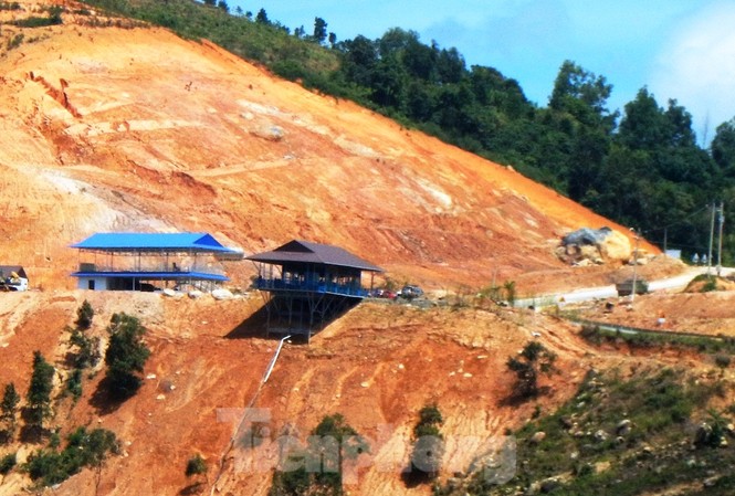 Đua nhau lấn chiếm hành lang quốc lộ xây trạm dừng chân trái phép Đào khoét núi để xây trạm dừng chân trái phép bên Quốc lộ 28B