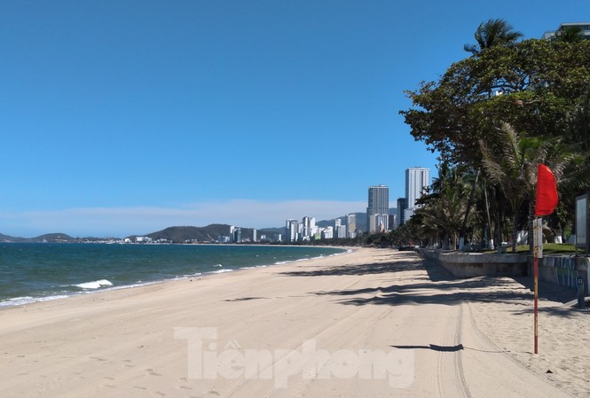 Từ ngày mai, người dân và du khách được tắm biển Nha Trang Từ ngày mai, người dân và du khách được tắm biển Nha Trang