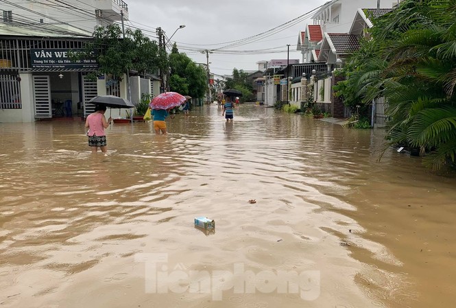 Dân Nha Trang “vật lộn” di chuyển trên những con đường ngập chìm trong nước Dân Nha Trang “vật lộn” di chuyển trên những con đường ngập chìm trong nước