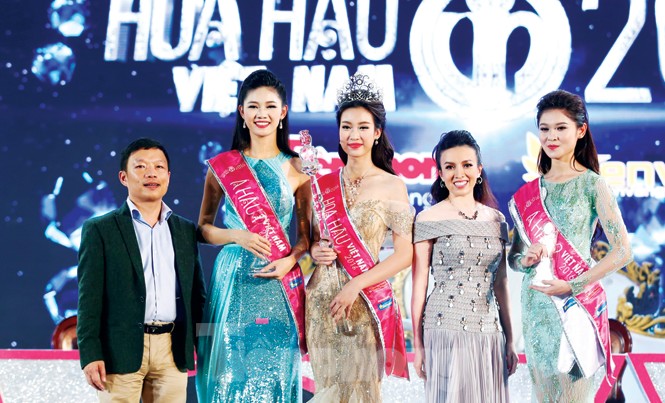Khám phá vương miện trị giá 2,2 tỷ đồng của tân Hoa hậu Việt Nam Tân Hoa hậu Việt Nam 2016 - Đỗ Mỹ Linh, trong đêm đăng quang cùng ông Lê Ngọc Long - Chủ tịch HĐQT Tập đoàn Long Beach và bà Bùi Thị Mỹ Cảnh - TGĐ Công ty CP Ngọc trai Long Beach, “tác giả” vương miện.