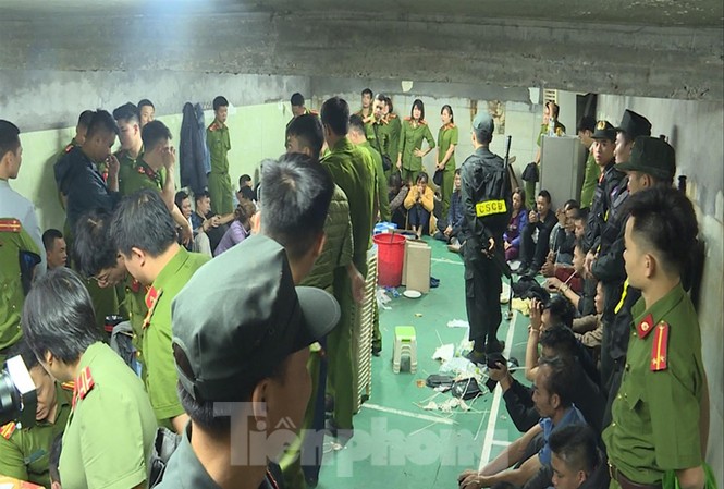 Sới bạc 'tiền tỷ' dưới hầm ngầm kiên cố Cảnh sát vây ráp, bắt 52 đối tượng trong sới bạc ở Vĩnh Phúc