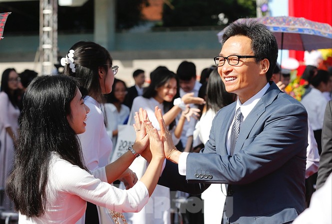 Giáo viên sẽ có mức lương mới cao hơn Phó Thủ tướng Vũ Đức Đam dự lễ khai giảng tại Trường Đại học Sư phạm Hà Nội sáng 23/10. Ảnh: Như Ý