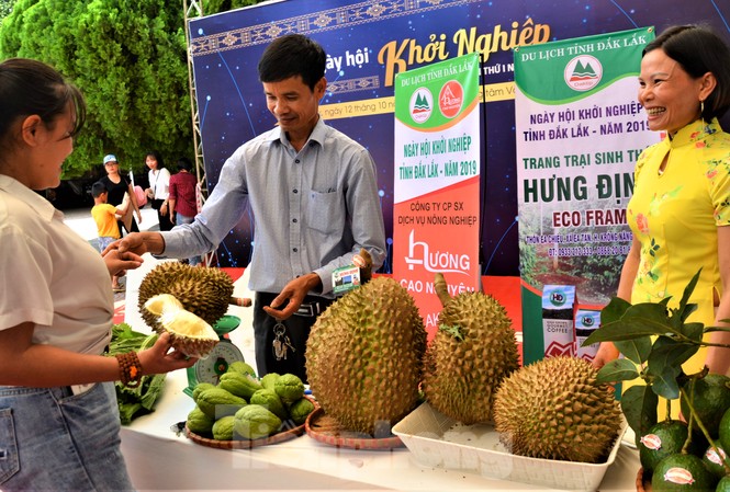 Đắk Lắk: Nông dân và trí thức cùng hào hứng khởi nghiệp Đôi vợ chồng Hưng-Định giới thiệu sản phẩm của nông dân xã vùng sâu huyện Krông Năng