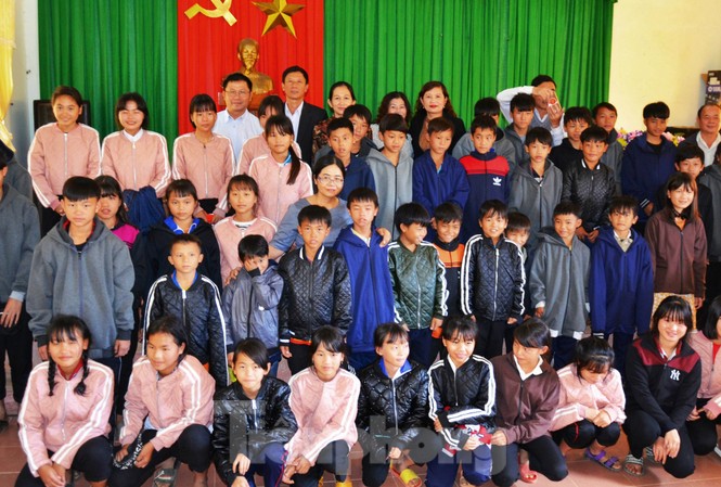 Áo ấm mùa đông cho các trò nhỏ sắp được vào Ký túc xá 115 120 trò nghèo được nhận áo ấm.