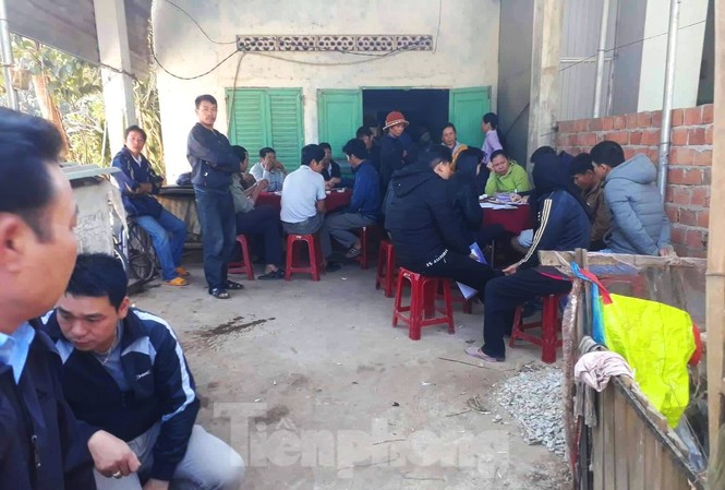 Đi dắt bò thuê trên biên giới, bị bò kéo xuống vực tử vong
Gia đình đau buồn lo hậu sự cho ông Trịnh Thia