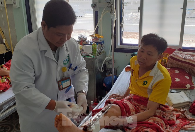 Kon Tum: Lần đầu tiên nối thành công cẳng chân bị đứt lìa Bàn chân anh Danh đã hồng ấm trở lại, mạch máu lưu thông tốt
