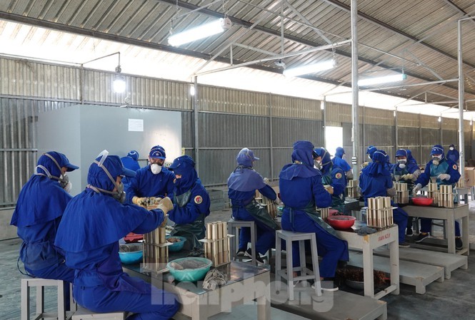 Tận thấy nơi sản xuất pháo hoa của Quân đội cung ứng ra thị trường Các kíp công nhân đang thực hiện công đoạn nhồi, nén thuốc pháo. Ảnh: Nguyễn Minh