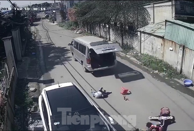 Mới nhất vụ 3 học sinh ở Đồng Nai rơi xuống đường khi xe đưa đón vào cua Học sinh ngồi trên xe bị văng ra ngoài (ảnh chụp từ clip)