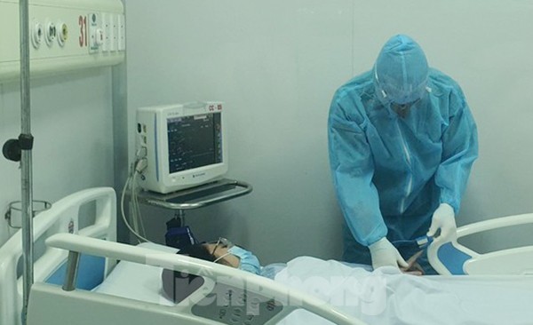 Phần lớn người Việt mắc Covid-19 còn trẻ tuổi: Chuyên gia y tế nói gì? Thăm khám bệnh nhân mắc Covid-19 đang điều trị tại BV Bệnh Nhiệt đới T.Ư