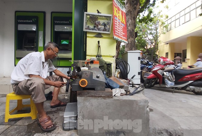 'Khách sạn ngàn sao' của người vô gia cư Ông Nguyễn Ðăng Sinh cắt chìa khóa cho khách