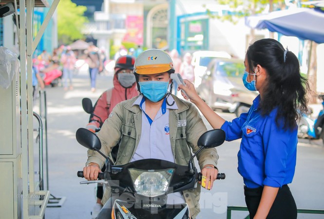 Ðình chỉ người quản lý tiếp viên hàng không Yêu cầu người dân không chủ quan, lơ là trước nguy cơ lây lan của dịch COVID-19 Ảnh: Nguyễn Dũng