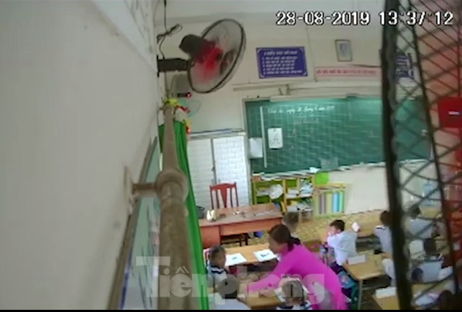 Lắp camera tại trường học: Lợi hay hại? Camera ghi lại sự việc một giáo viên đánh học sinh lớp 2 ở TP HCM