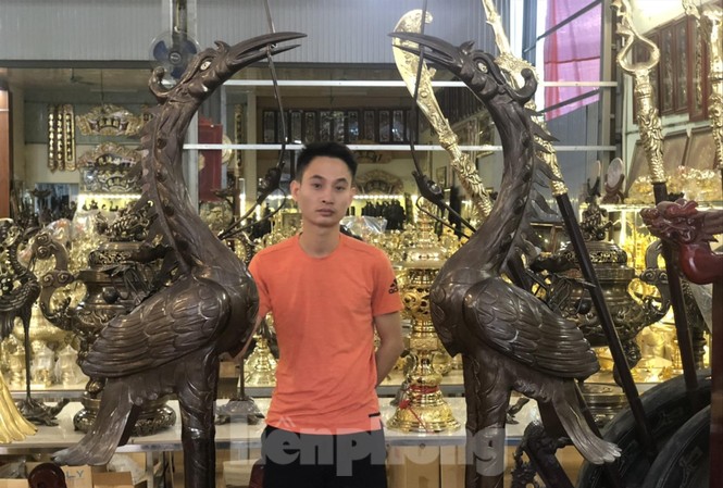 Chàng thanh niên khởi nghiệp, 'tiếp lửa' nghề đúc đồng truyền thống Anh Hoàng Văn Điệp, chủ cơ sở sản xuất và kinh doanh đồ đồng ở xã Đại Bái, huyện Gia Bình (Bắc Ninh) làm giàu với nghề truyền thống của cha ông Ảnh: N.T