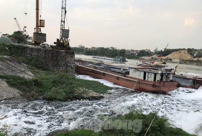 Dòng kênh đen sủi bọt đổ ra sông: Sở TN&MT Bắc Ninh không tìm được 'thủ phạm' Nước đen, nổi bọt từ kênh Tào Khê chảy ra sông Cầu