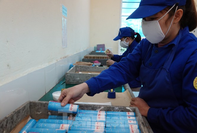 Khám phá nhà máy sản xuất pháo hoa duy nhất được cấp phép tại Việt Nam Các sản phẩm pháo hoa đã hoàn thiện đưa đi bảo quản.