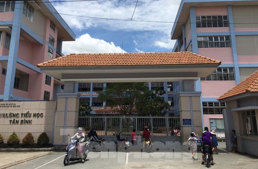 Một học sinh lớp 4 bị thầy giáo tát đỏ má vì nghịch trong giờ ngủ trưa Một học sinh lớp 4 bị thầy giáo tát đỏ má vì nghịch trong giờ ngủ trưa